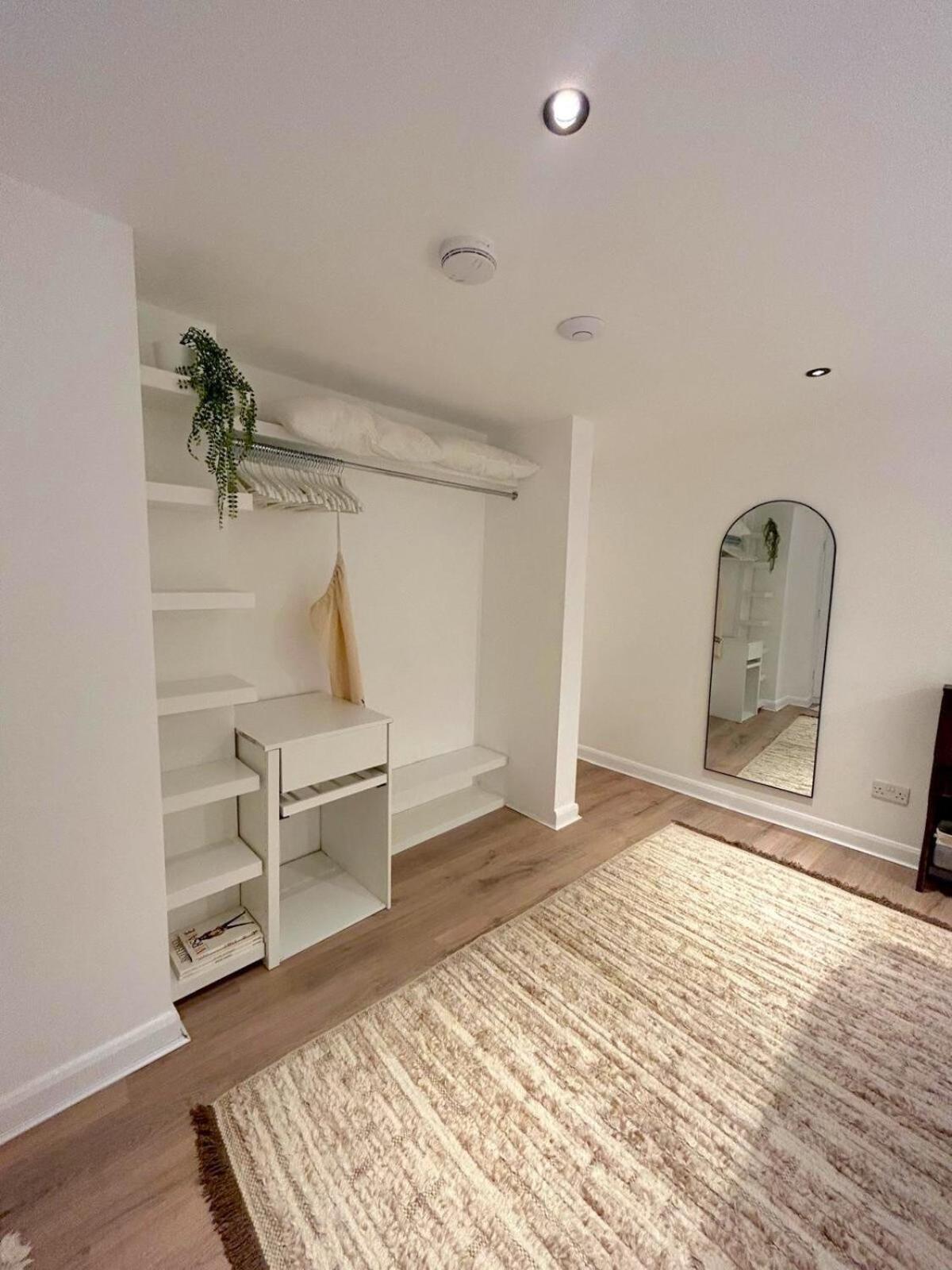 Sophisticated 2 Bed Apartment, Hyde Park